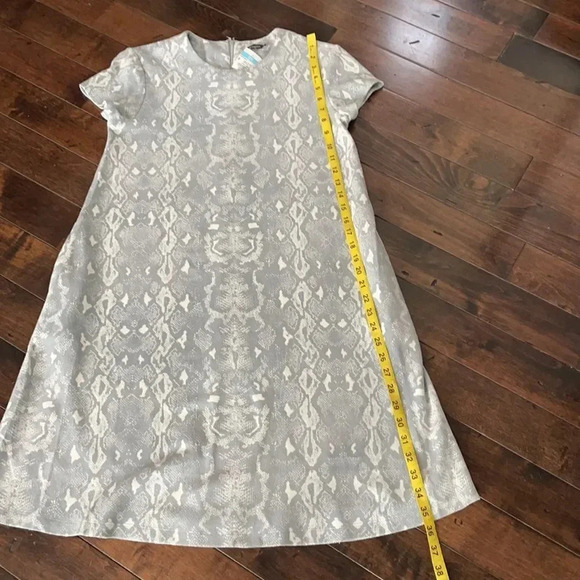 J. McLaughlin shift dress  Stretch velvet Gray cream Short sleeved Women’s S NWT - Picture 9 of 15